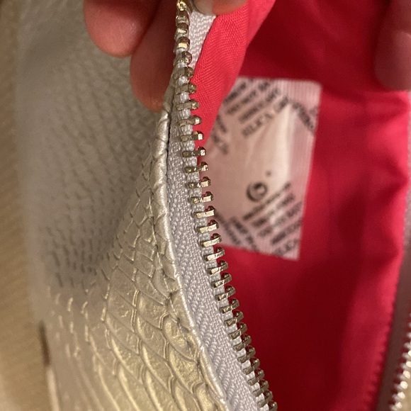 Rodan & Fields Silver Animal Skin Cosmetics Bag - Picture 3 of 4